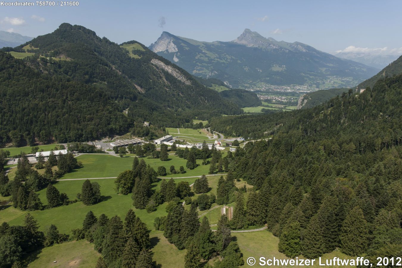 St. Luzisteig (Rätoromanisch: Sogn Gliezi), Blickrichtung Trübbach (CH) und Mäls-Balzers (Fürstentum Liechtenstein). Gebirgszug des Alvier. (1)